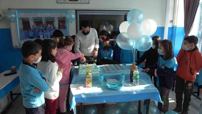 Veli Ve Öğrencilerden Sınıf Öğretmenine ‘Öğretmenler Günü’ Sürprizi