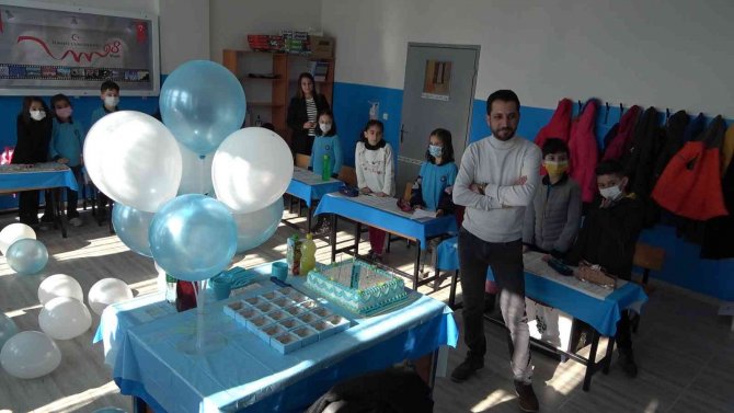 Veli Ve Öğrencilerden Sınıf Öğretmenine ‘Öğretmenler Günü’ Sürprizi