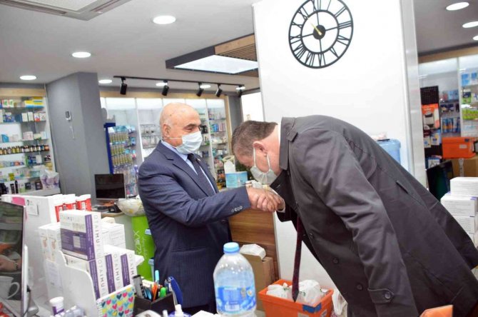 Başkan Tekin Öğretmenlerini Unutmadı