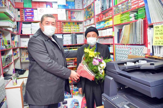 Başkan Tekin Öğretmenlerini Unutmadı