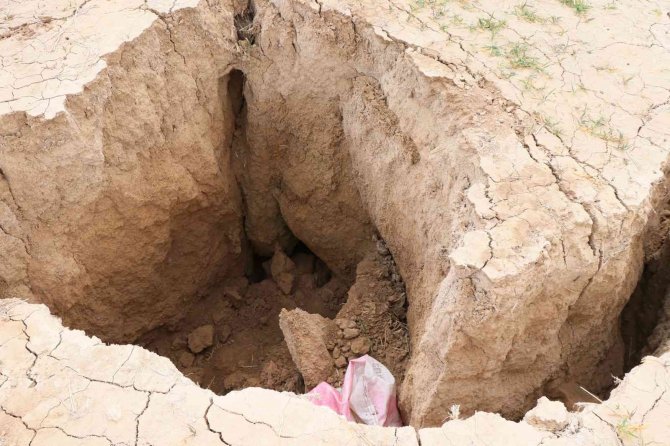 Aksaray’da Arazide Korkutan Yarıklar