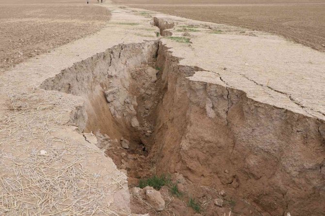 Aksaray’da Arazide Korkutan Yarıklar