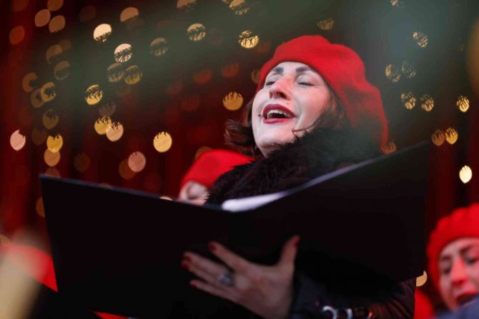 Türk Korosundan Tarihi Dom Katedrali Meydanı’nda Konser
