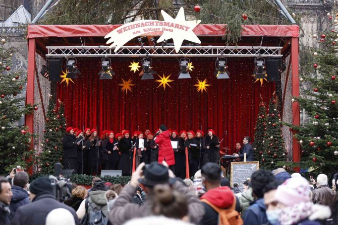Türk Korosundan Tarihi Dom Katedrali Meydanı’nda Konser