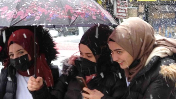 Ardahan Yağan Karla Beyaza Büründü