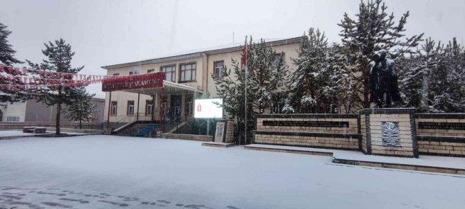 Aşkale Güne Kar Yağışı İle Başladı