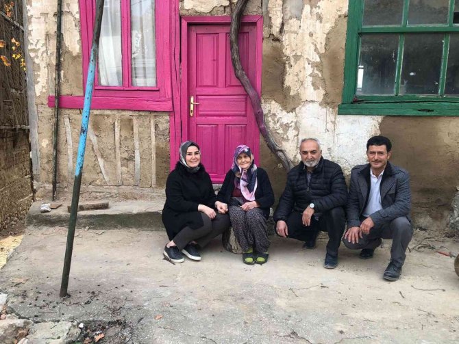Kaymakam Ve Belediye Başkanı Camları Boyadı