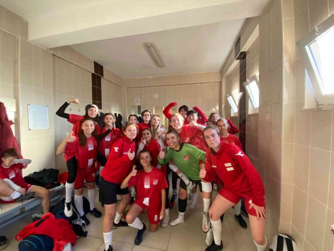 Bilecikspor Kadın Futbol Takımı Lig Öncesi Rakiplerine Göz Dağı Verdi