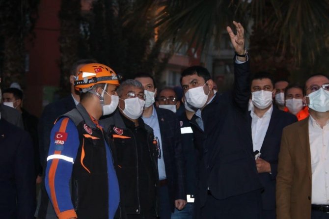 İ̇zmir’de Depremin Yaraları Sarılıyor: Bakan Kurum’dan Törene Davet