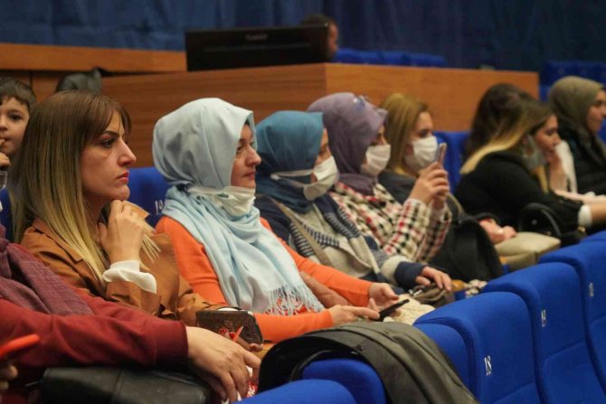 Diyarbakır’da ’Yaşasın Kadın’ Konferansı Gerçekleşti