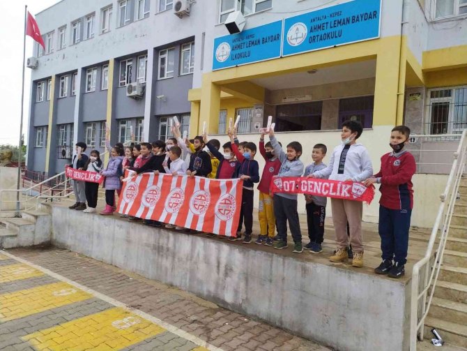 Antalyaspor Kırtasiye Setleri Kepezli Öğrencilere Dağıtıldı