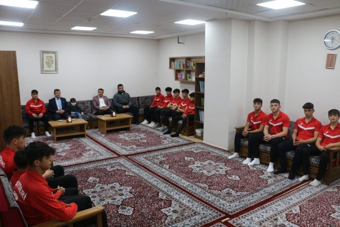 Kabakcı, Güreş Sporcuları İle Sohbet Etti