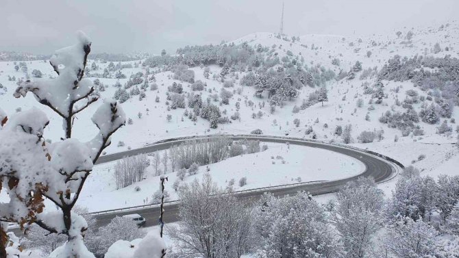 Gümüşhane’nin Yüksek Kesimlerinde Kar Yağışı Etkili Oluyor