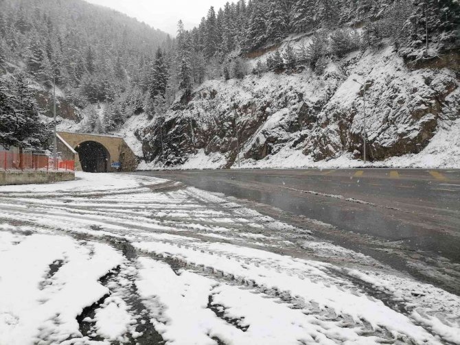 Gümüşhane’nin Yüksek Kesimlerinde Kar Yağışı Etkili Oluyor