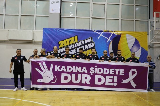 İ̇lkadım’dan Kadına Şiddete Pankartlı Tepki