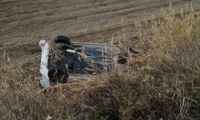 Kontrolden Çıkan Otomobil Tarlaya Devrildi: 3 Yaralı