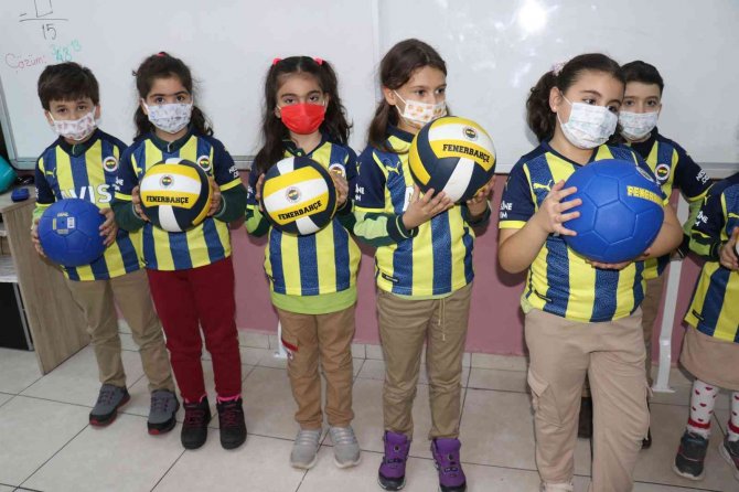 Fenerbahçe’ye Mektup Yollayan Öğrencilere Başkan Ali Koç’tan Jest