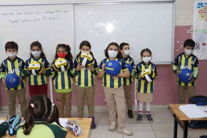 Fenerbahçe’ye Mektup Yollayan Öğrencilere Başkan Ali Koç’tan Jest