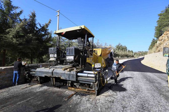 Büyükşehir, Kavaklıdere’nin Girişinde İlk Asfalt Serimini Yaptı