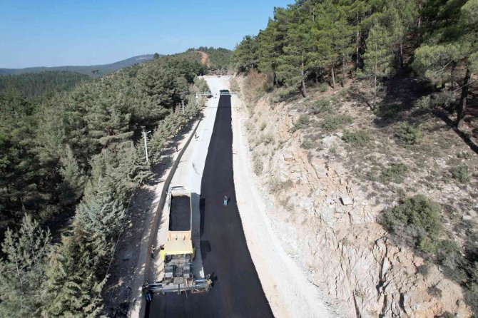 Büyükşehir, Kavaklıdere’nin Girişinde İlk Asfalt Serimini Yaptı