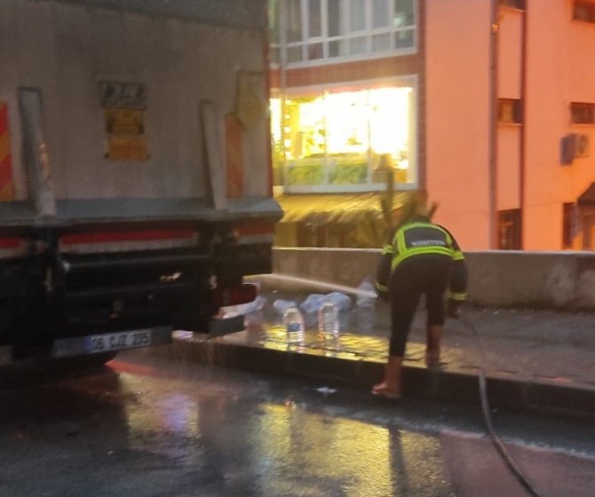 Alev Alan Kamyonu Yanmaktan İtfaiye Kurtardı