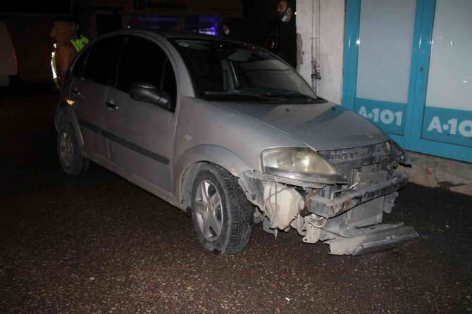 Park Halindeki Araca Çarpıp Kaçtılar