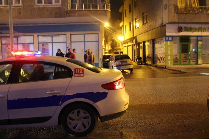 Park Halindeki Araca Çarpıp Kaçtılar