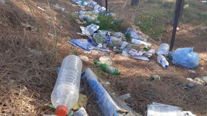 D100 Karayolu Kenarındaki Atıklar İlçe Halkını Çileden Çıkartıyor