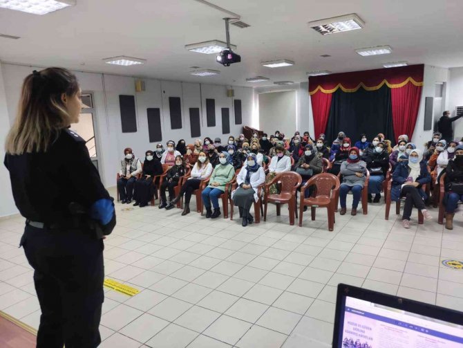 Kadınlar, Polis Ekipleri Tarafından Şiddete Karşı Bilinçlendirildi