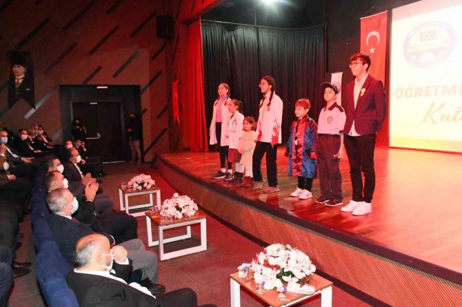 24 Kasım’da Dünyaya Gelen 27 Öğretmene Sürpriz Doğum Günü