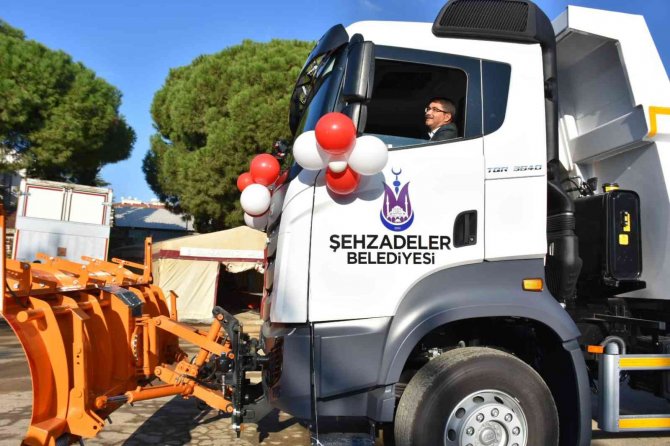 Şehzadeler Belediyesinin Yeni Araçları Törenle Tanıtıldı