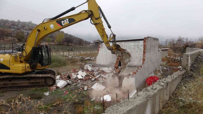 Tokat’ta Kaçak 33 Yapı Yıkılıyor