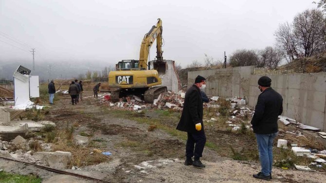 Tokat’ta Kaçak 33 Yapı Yıkılıyor