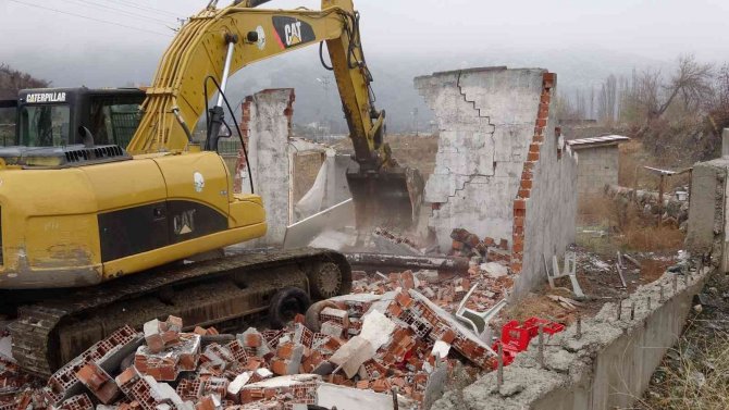 Tokat’ta Kaçak 33 Yapı Yıkılıyor