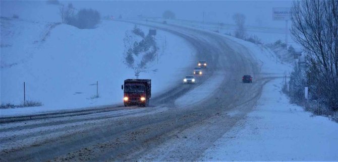 Tokat’ta Kar Yağışı Ulaşımda Aksamalara Neden Oldu