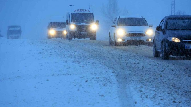 Tokat’ta Kar Yağışı Ulaşımda Aksamalara Neden Oldu