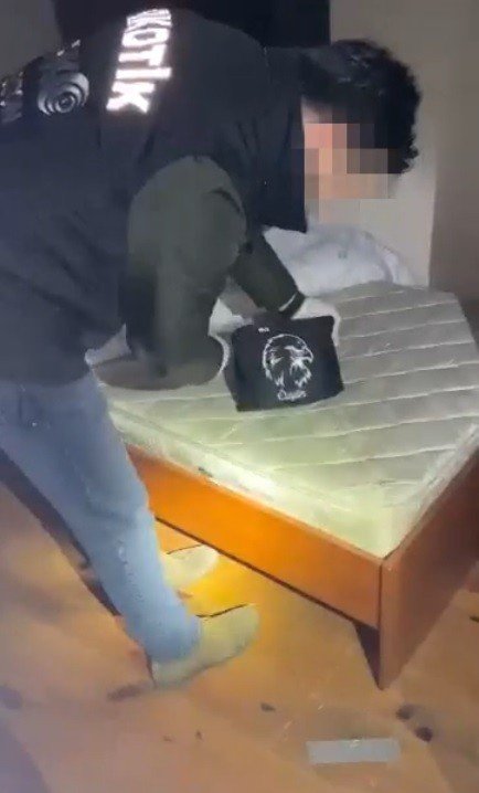 Polis Operasyonundan Habersiz Uyuşturucu Almaya Geldiler, Yakayı Ele Verdiler