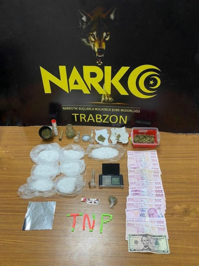 Polis Operasyonundan Habersiz Uyuşturucu Almaya Geldiler, Yakayı Ele Verdiler