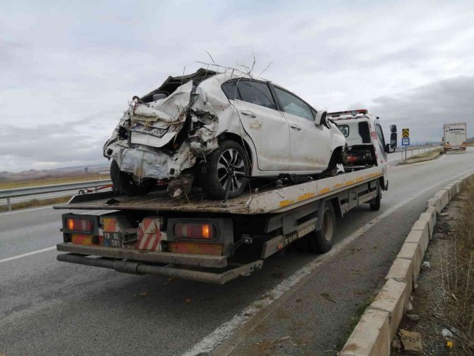 Kontrolden Çıkan Otomobil Tarlaya Devrildi: 3 Yaralı