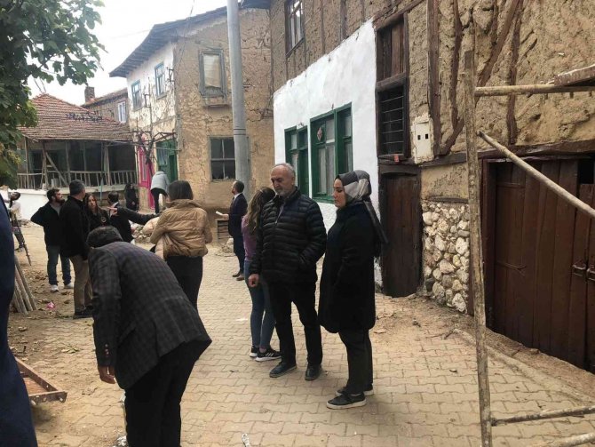 Kaymakam Ve Belediye Başkanı Camları Boyadı