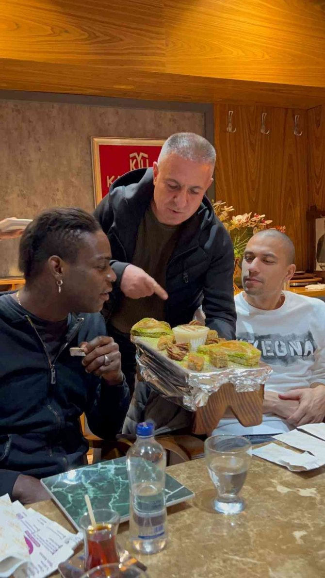 Balotelli Ve Gökhan İ̇nler’in Kebap Keyfi