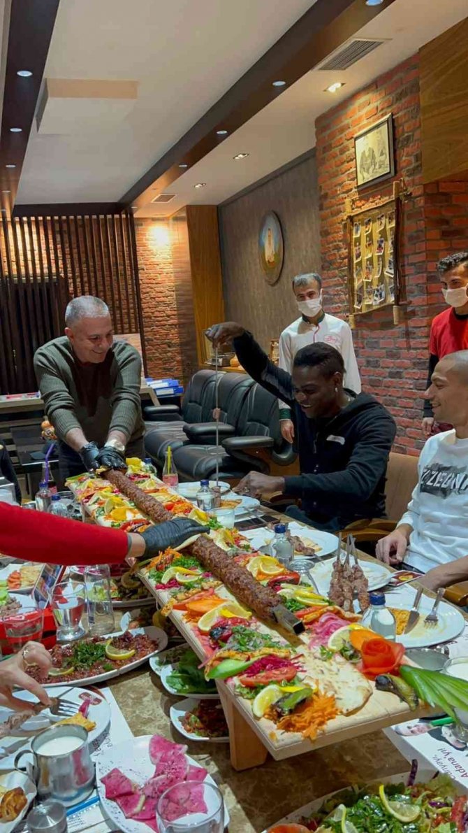 Balotelli Ve Gökhan İ̇nler’in Kebap Keyfi