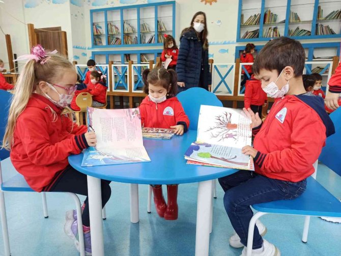 Akademili Minikler Kütüphane Seferine Çıktı