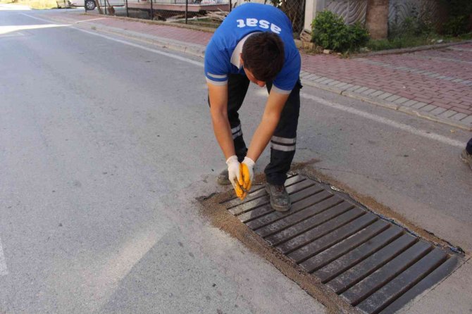 Manavgat’ta Yağmur Suyu Giderleri Temizlendi