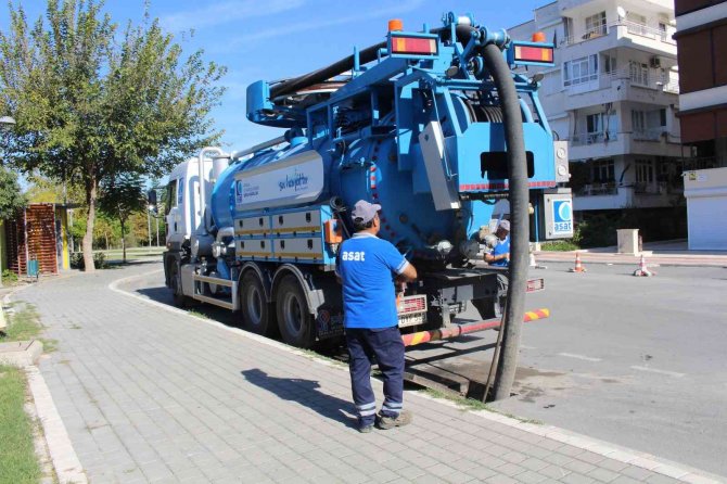 Manavgat’ta Yağmur Suyu Giderleri Temizlendi