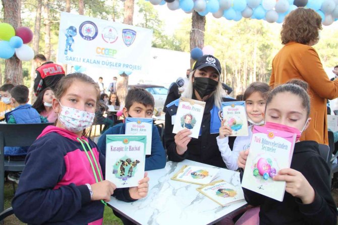 Antalya’da Polisler Öğrencilerle Kitap Okudu