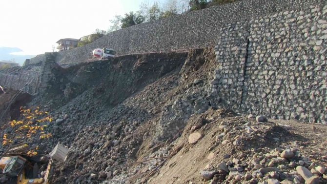 İ̇stinat Duvarı Çöktü, Park Halindeki İş Makinesi Toprak Altında Kaldı