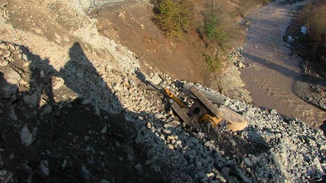 İ̇stinat Duvarı Çöktü, Park Halindeki İş Makinesi Toprak Altında Kaldı