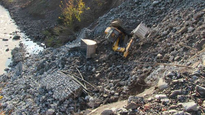 İ̇stinat Duvarı Çöktü, Park Halindeki İş Makinesi Toprak Altında Kaldı