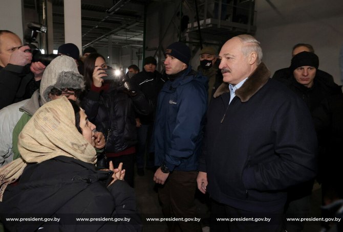 Belarus Devlet Başkanı Lukaşenko’dan Lojistik Merkezindeki Göçmenlere Ziyaret